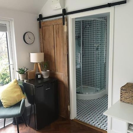 Stylish Apartment In Horsham With Parking And Own Entrance Exterior foto