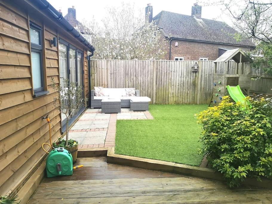 Stylish Apartment In Horsham With Parking And Own Entrance Exterior foto