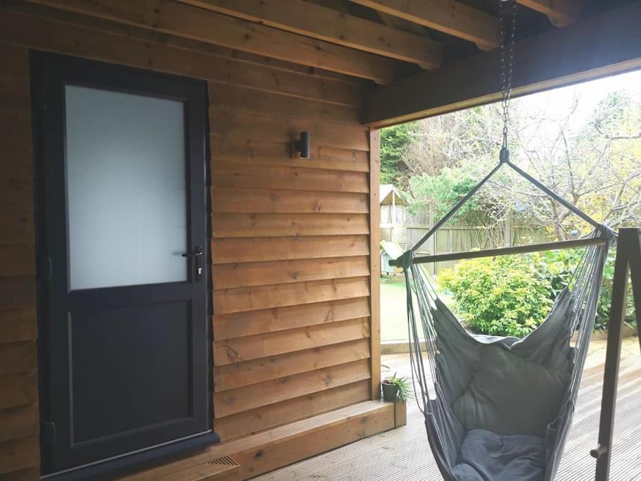 Stylish Apartment In Horsham With Parking And Own Entrance Exterior foto